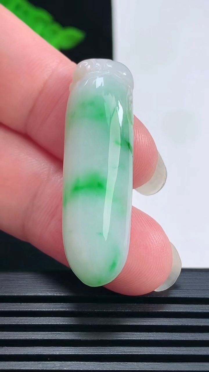 天然A货翡翠福瓜吊坠，尺寸41-12.5-7.8 重量:9.00g
6月22日