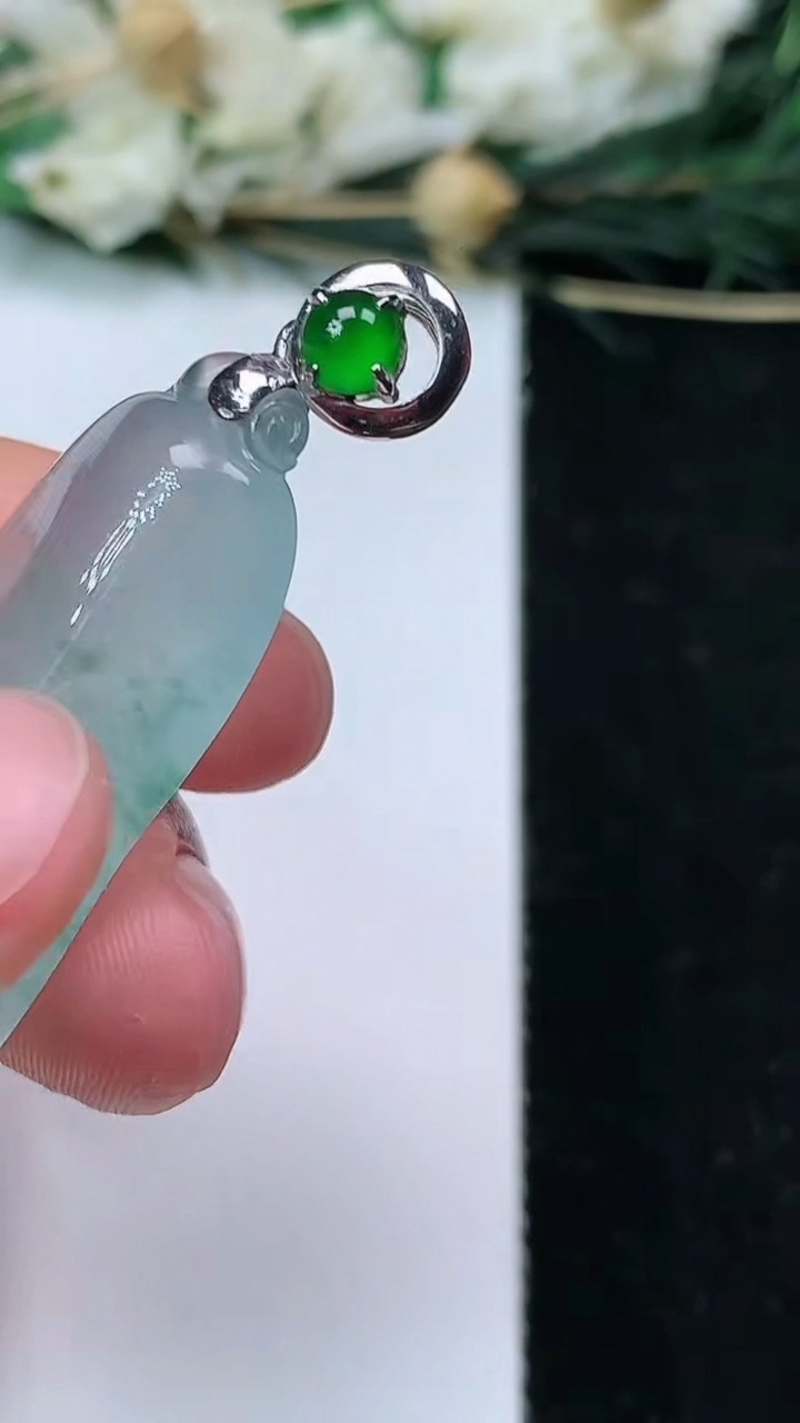 天然A货翡翠飘花福瓜吊坠，尺寸37.8-18.2-8.8，重量:11.38g
6月22日