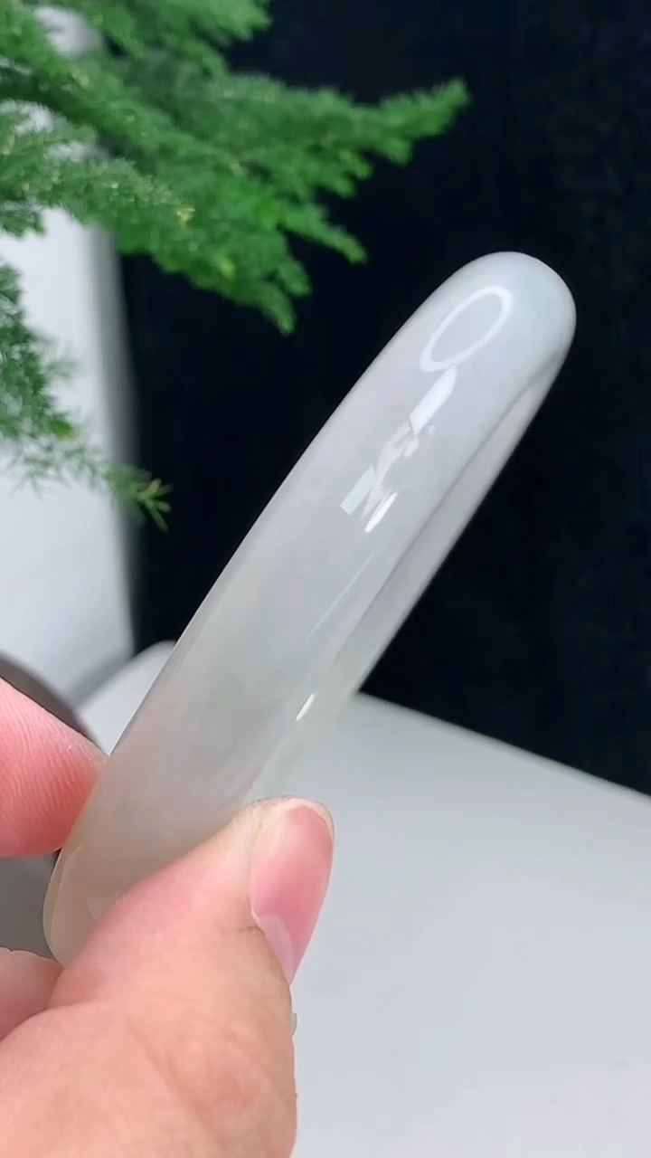 圈口55-56翡翠a货春带彩 紫罗兰圆条手镯尺寸56-10.2-11.2 重:66.57g  h1196月22日