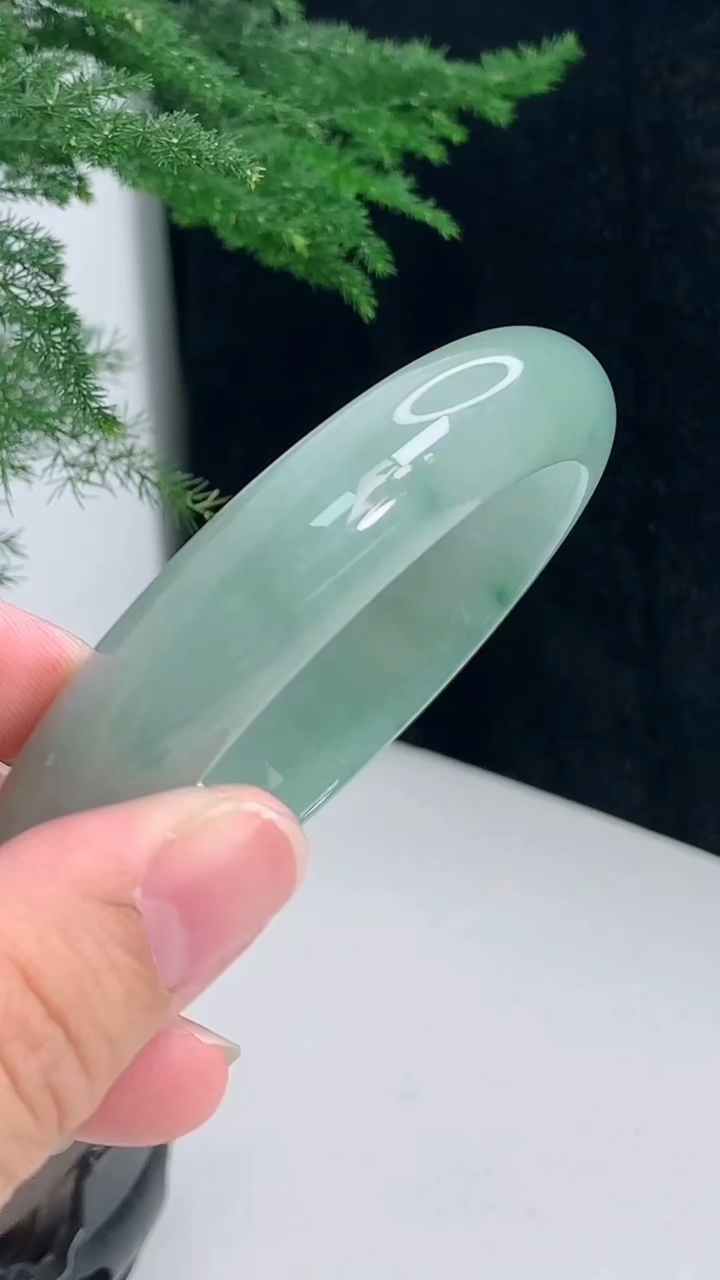 圈口57-58翡翠a货飘花宽边手镯尺寸57.3-13-7.8 重:56.79g  hxw6月22日