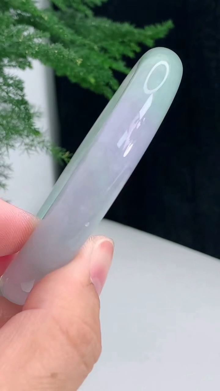 圈口57-58翡翠a货春带彩 飘绿胖圆条手镯尺寸57.6-11.3 重:76.96g  hxw6月22日