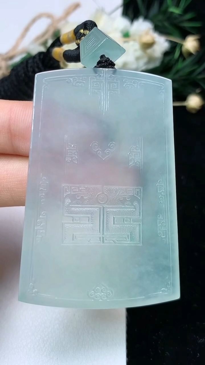 天然A货翡翠仿古无事牌吊坠，尺寸54.2-37-5.3，重量:35.37g
6月22日