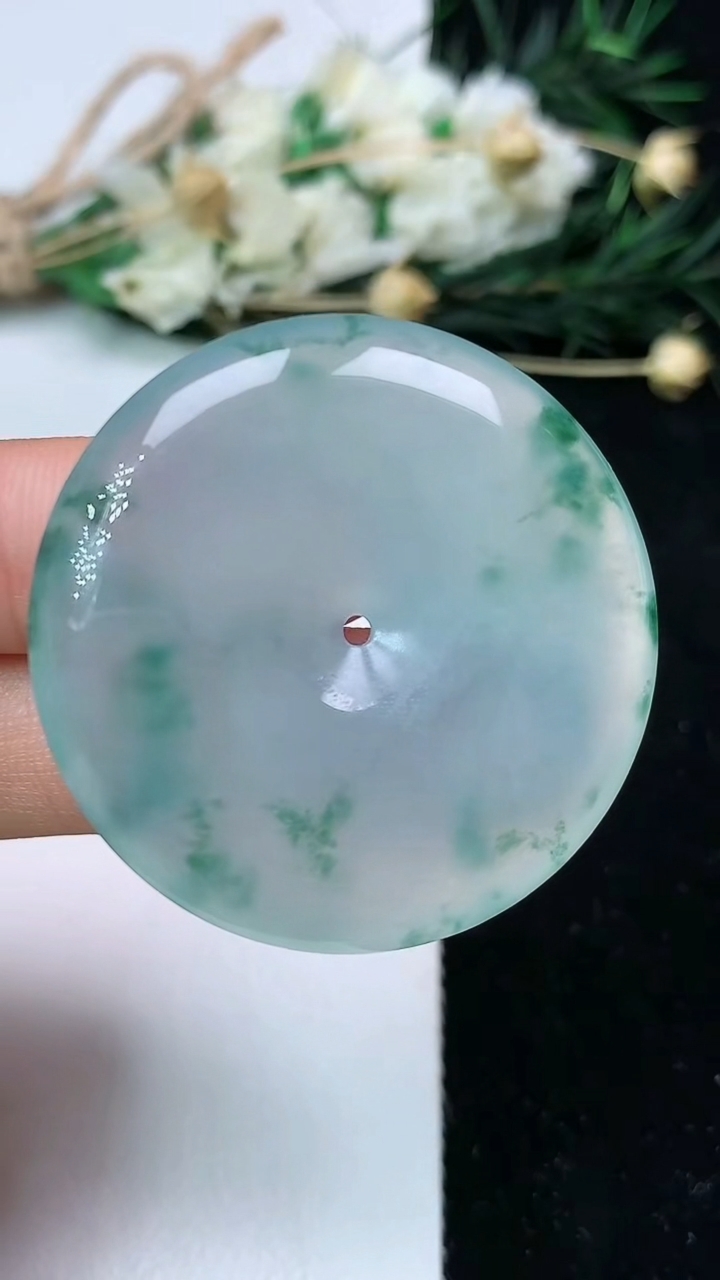 天然A货翡翠飘花平安扣吊坠，尺寸37.9-6.4，重量:18.64g
6月22日