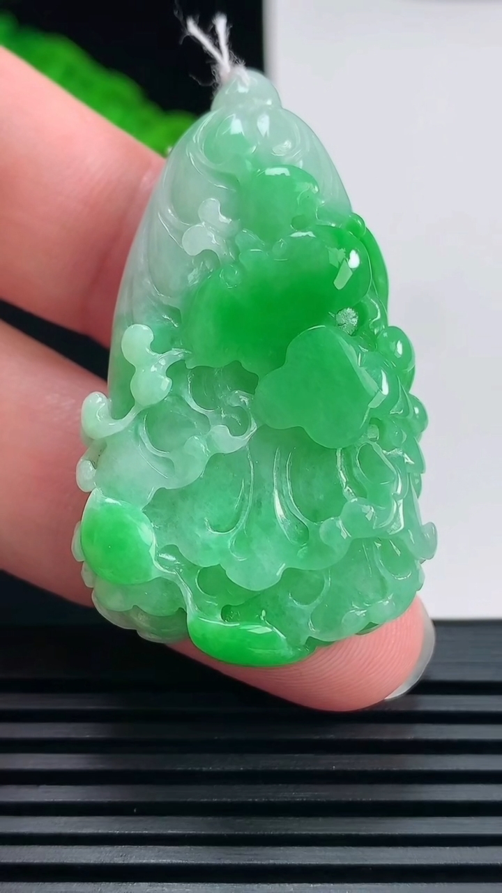 天然A货翡翠白菜吊坠，尺寸48.5-29-11.5 重量:23.16g
6月22日