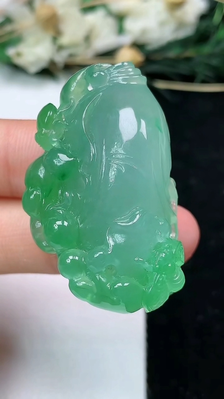 天然A货翡翠白菜吊坠，尺寸38-23-13.7，重量:19.70g
6月22日