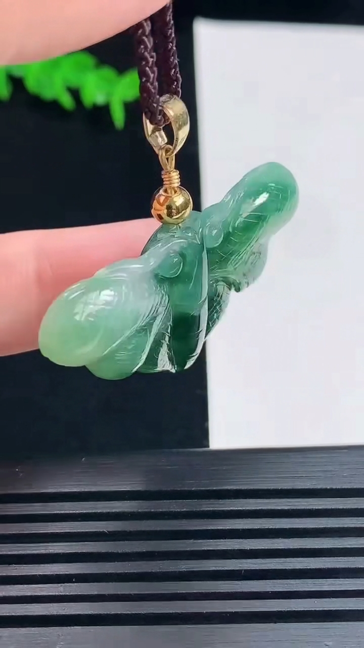 天然A货翡翠飘花蝴蝶吊坠，尺寸44.5-25.1-6 重:9.80g  h66
6月22日