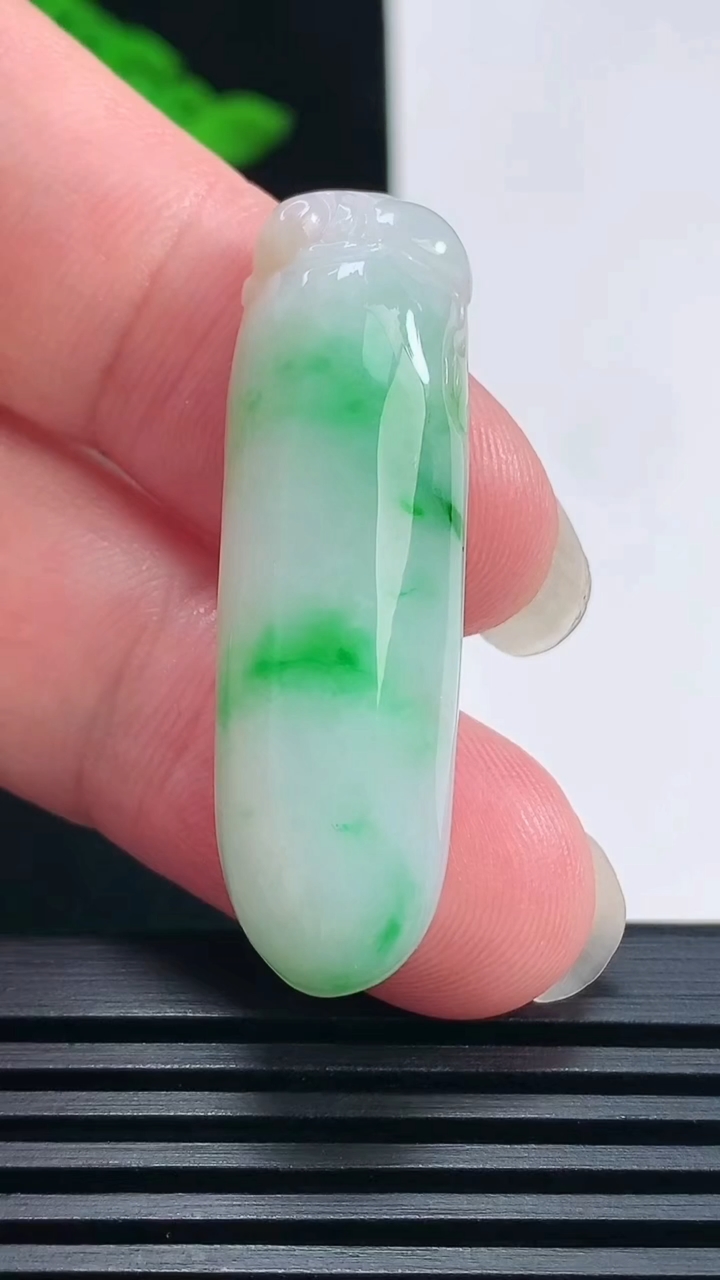 天然A货翡翠福瓜吊坠，尺寸41-12.5-7.8 重量:9.00g
6月22日