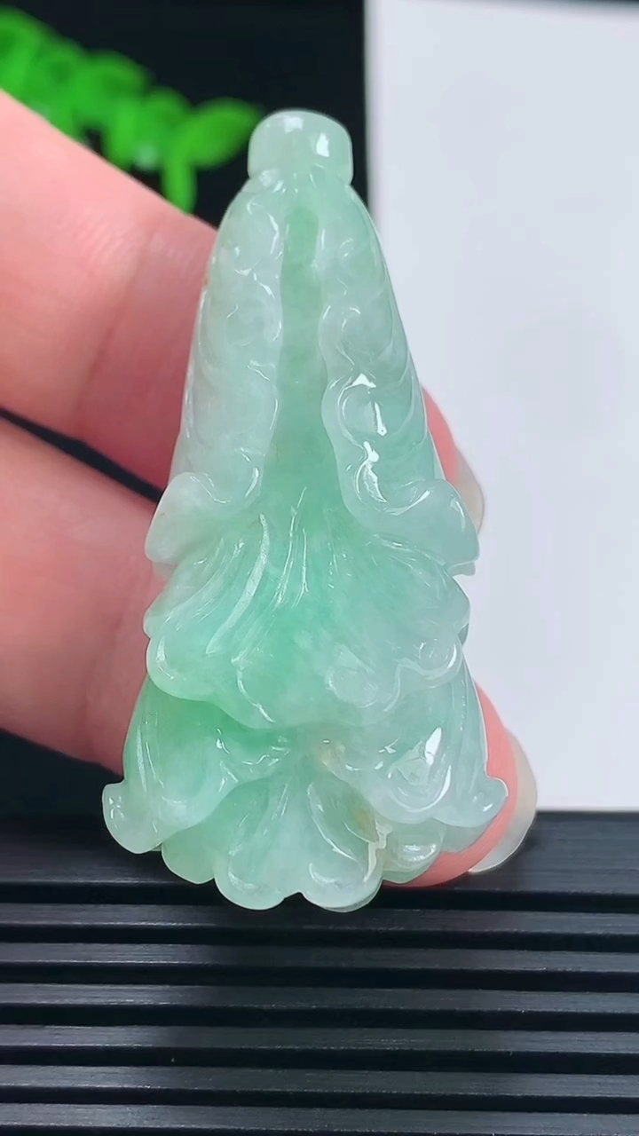 天然A货翡翠白菜吊坠，尺寸49.5-23.8-15 重:24.50g  h372
6月22日