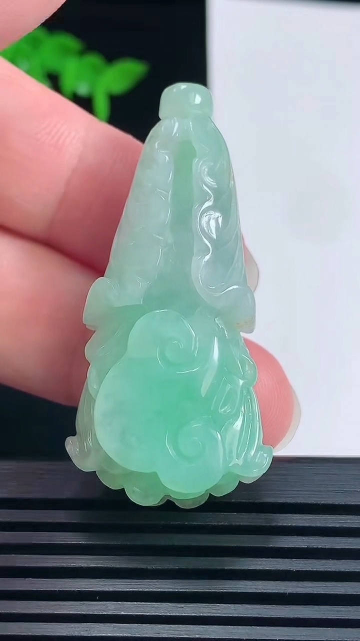 天然A货翡翠白菜吊坠，尺寸49.5-23.8-15 重:24.50g  h372
6月22日