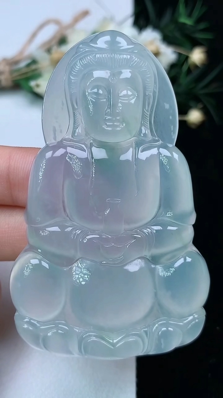 天然A货翡翠观音菩萨吊坠，尺寸68.7-42.4-6.5，重量:33.00g
6月22日