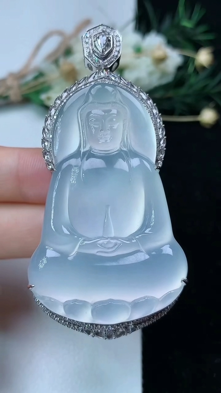 天然A货翡翠白冰素衣观音吊坠，尺寸68.3-49.4-32.2-13.7，重量:28.42g
6月2