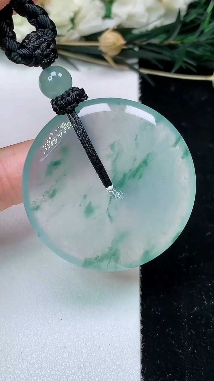 天然A货翡翠飘花平安扣吊坠，尺寸34.3-6，重量:21.00g
6月22日