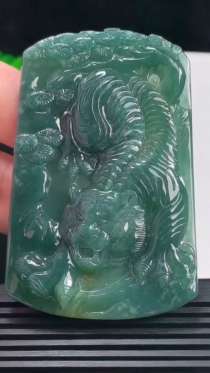 天然A货翡翠蓝水生肖虎牌吊坠，尺寸69.1-45.8-6.4 重:39.57g
6月22日  h377
