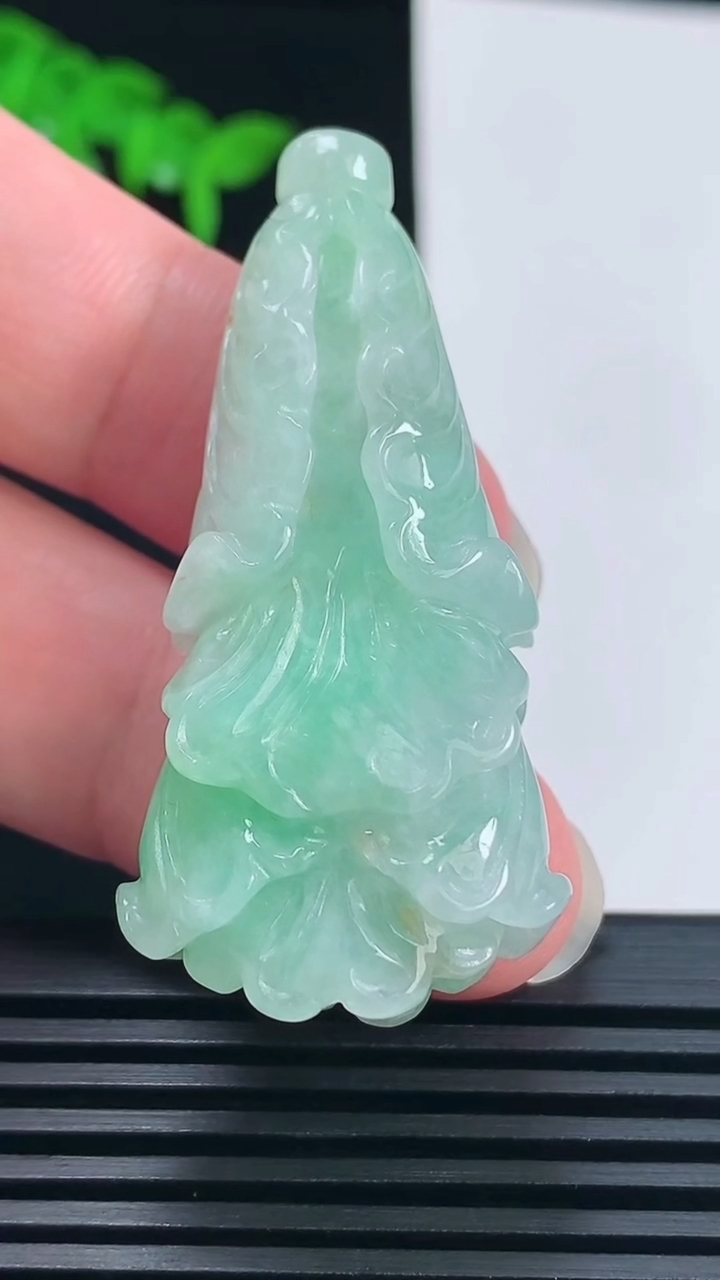 天然A货翡翠白菜吊坠，尺寸49.5-23.8-15 重:24.50g  h372
6月22日