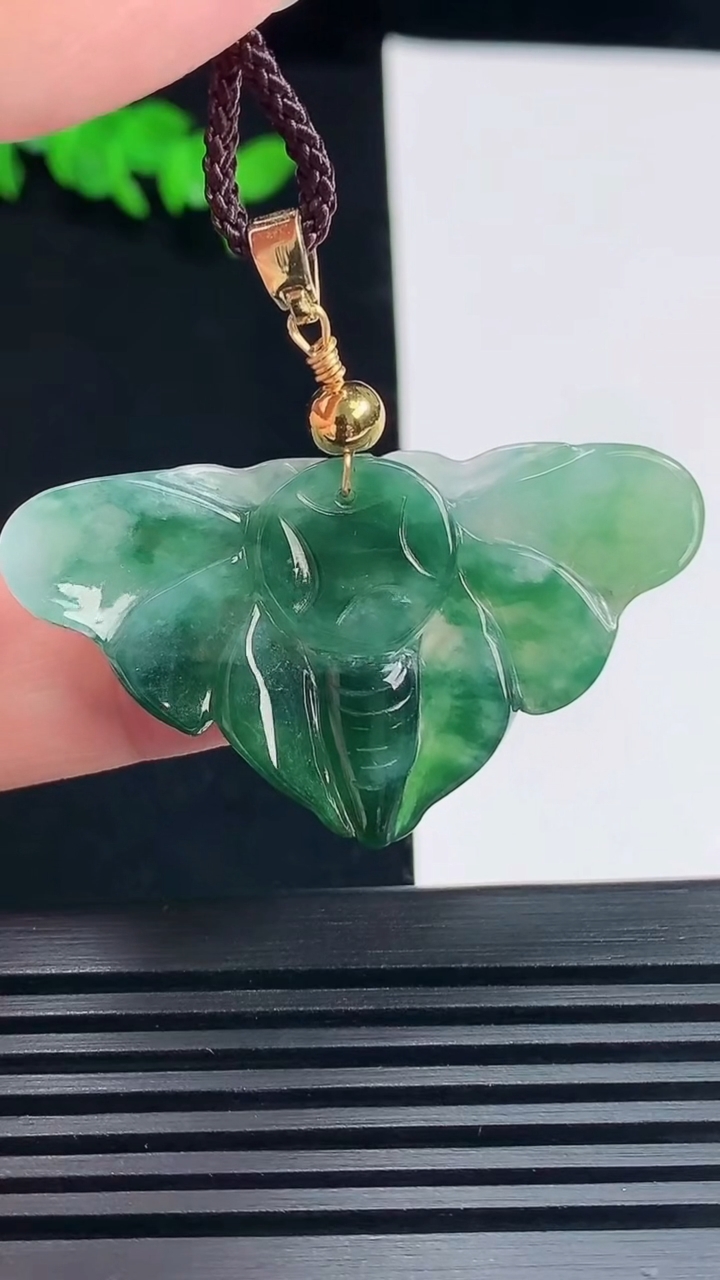 天然A货翡翠飘花蝴蝶吊坠，尺寸44.5-25.1-6 重:9.80g  h66
6月22日