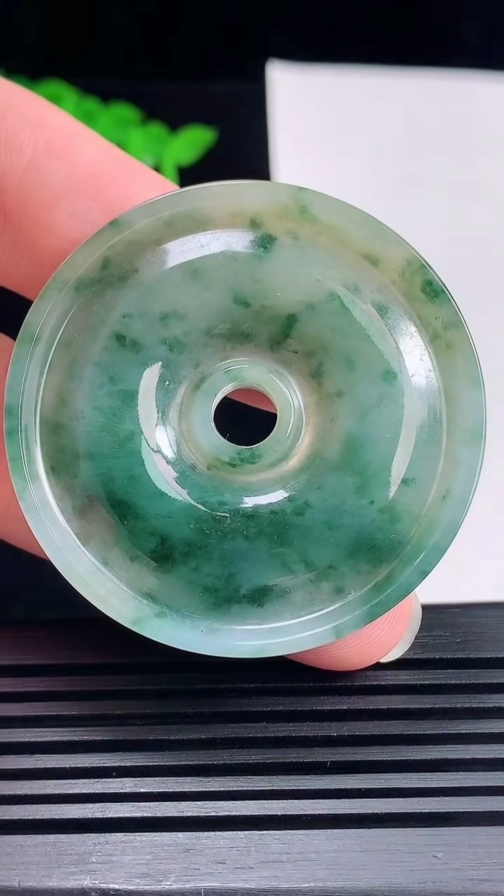 天然A货翡翠飘花平安扣吊坠，尺寸46.3-5.9 重:24.28g  h66
6月22日