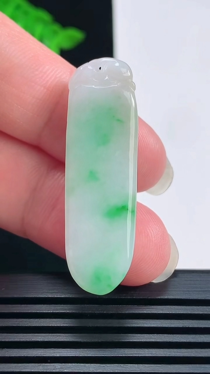 天然A货翡翠福瓜吊坠，尺寸41-12.5-7.8 重量:9.00g
6月22日