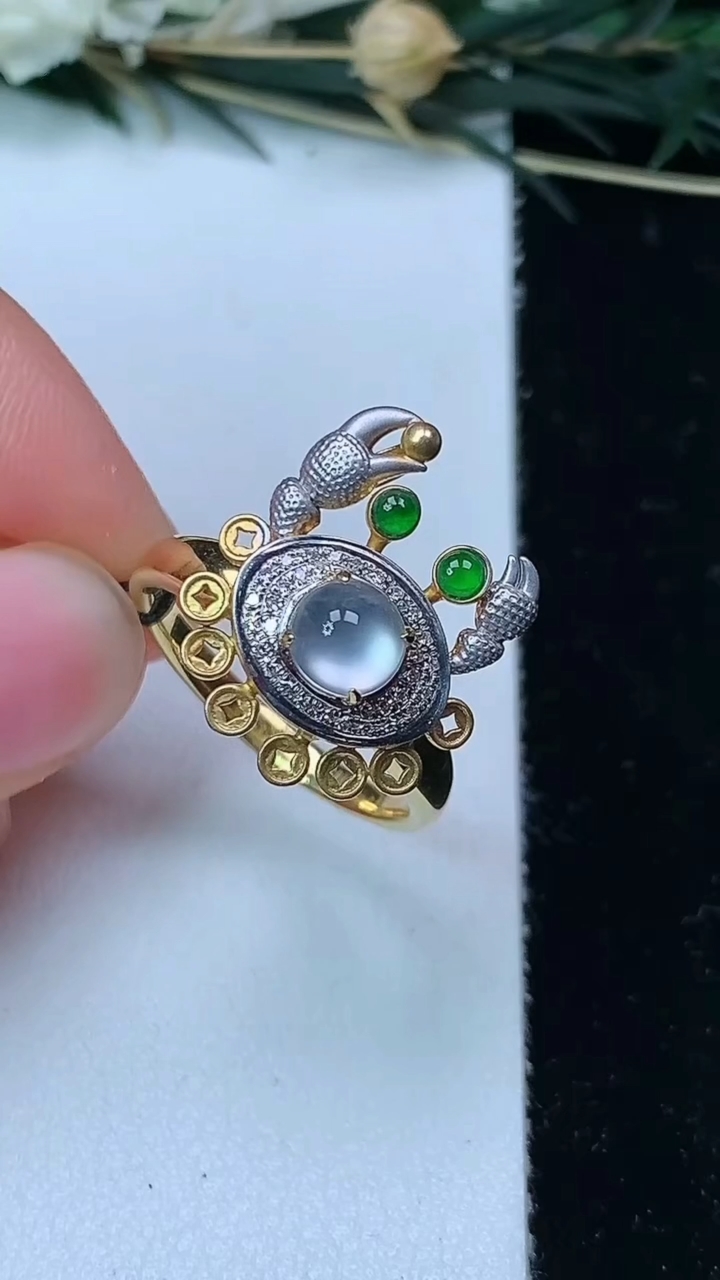 天然A货翡翠白冰蛋面戒指 吊坠两用款，尺寸17.7-5.3-5.4，重量:4.21g2026年6月2