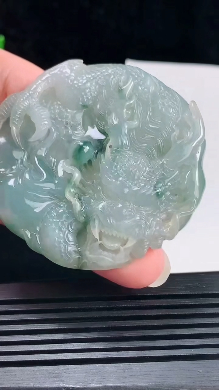 天然A货翡翠飘花龙牌吊坠，尺寸55.8-11 重:66.23g  h573
6月22日