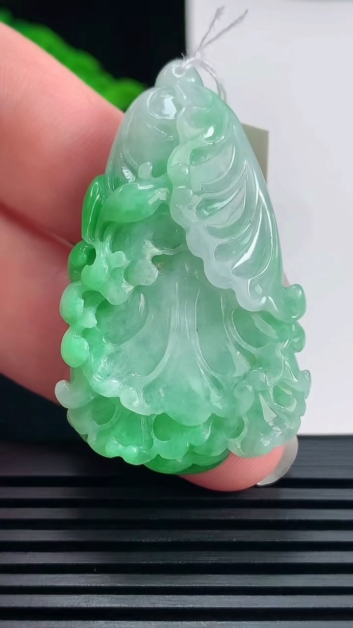 天然A货翡翠白菜吊坠，尺寸48.5-29-11.5 重量:23.16g
6月22日
