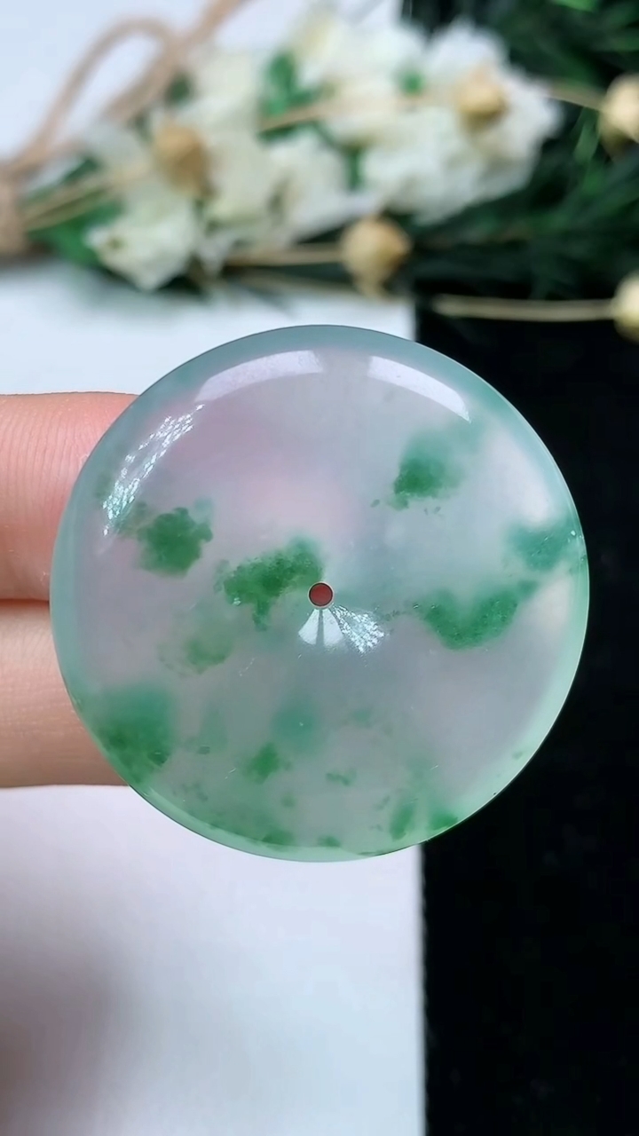 天然A货翡翠平安扣吊坠，尺寸31.3-6，重量:12.53g
6月22日