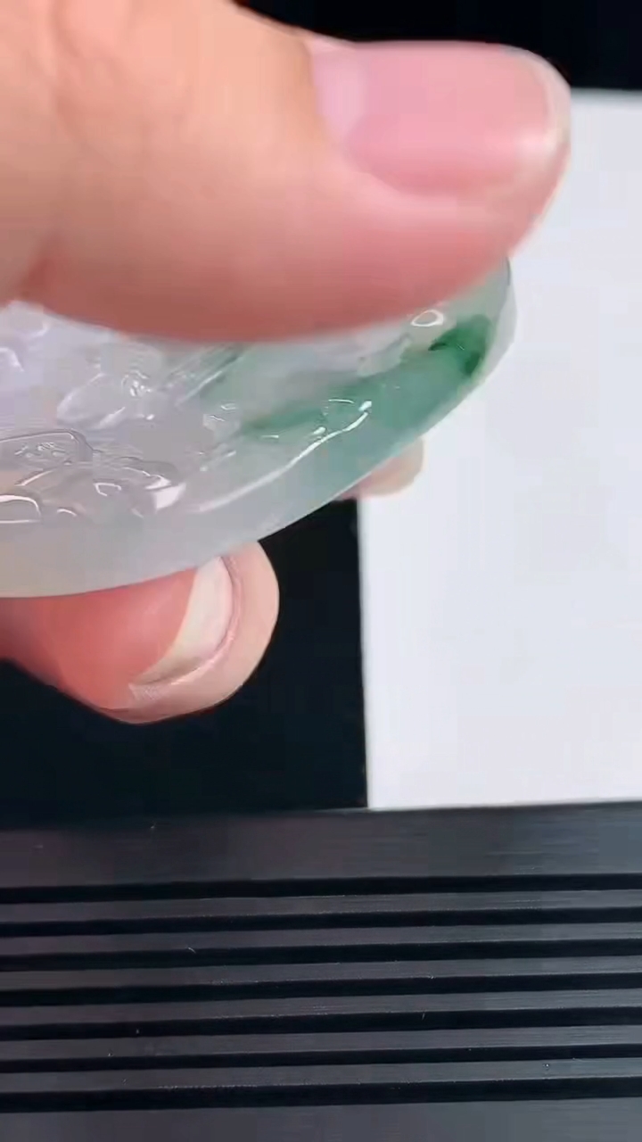 天然A货翡翠牌吊坠，尺寸55.8-4.78-6.2 重:32.20g  h214
6月22日
