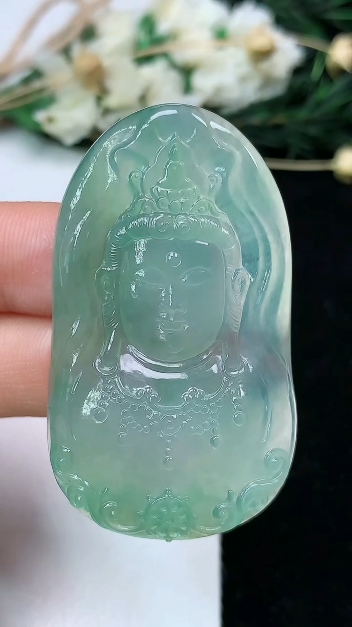 天然A货翡翠观音头吊坠，尺寸48.2-27.8-5.4，重量:15.87g
6月22日