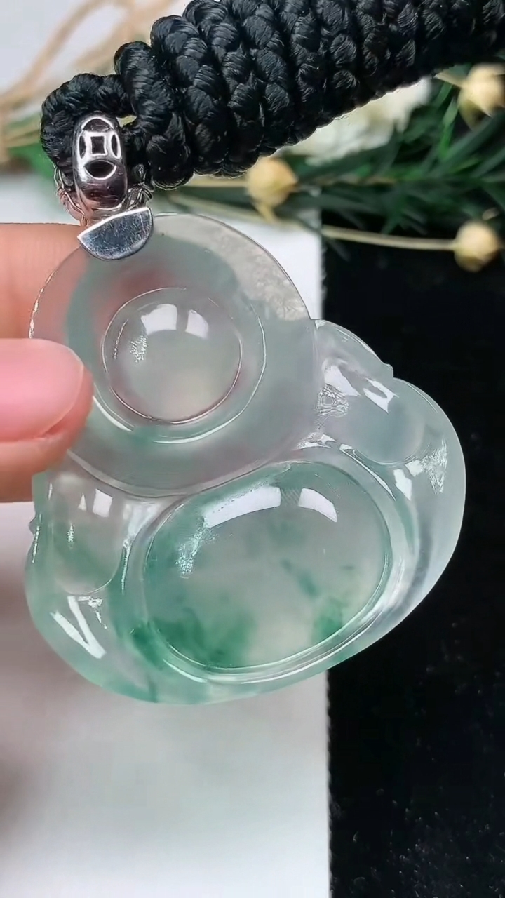 天然A货翡翠飘花佛公吊坠，尺寸43.4-41.7-9.5，重量:35.55g
6月22日