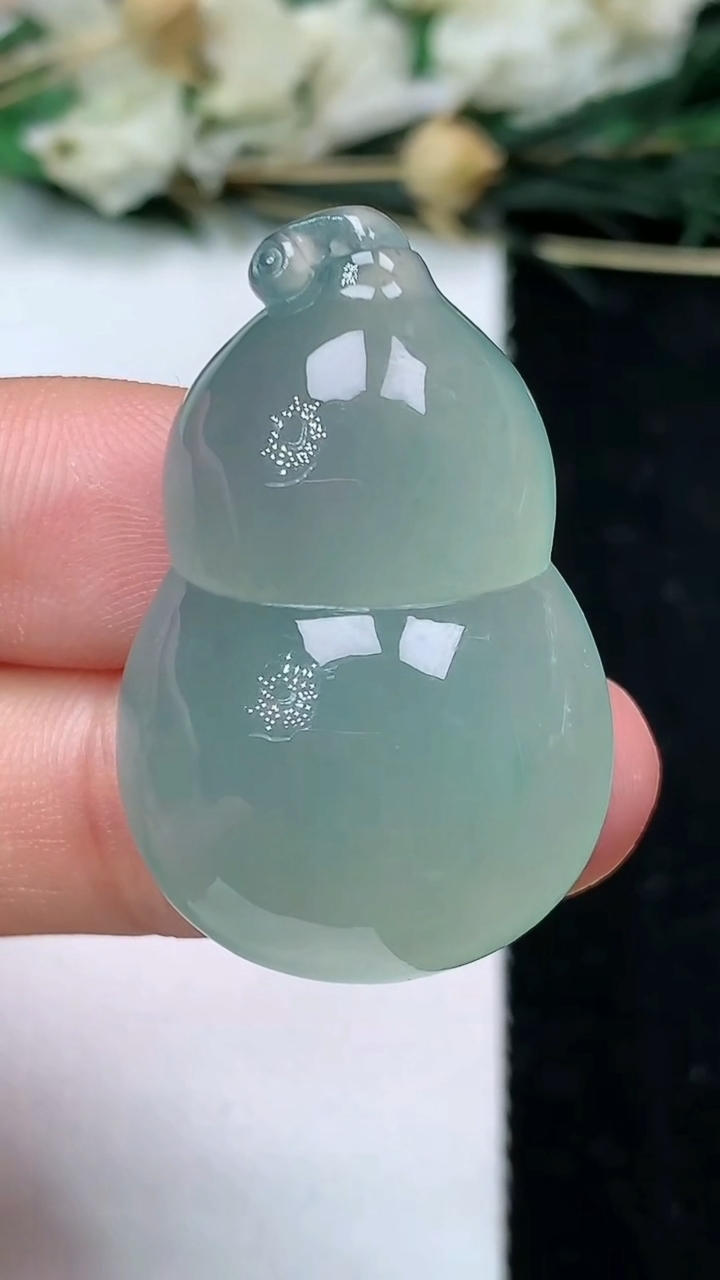 天然A货翡翠葫芦吊坠，尺寸32.8-21.3-10.2，重量:11.30g
6月22日