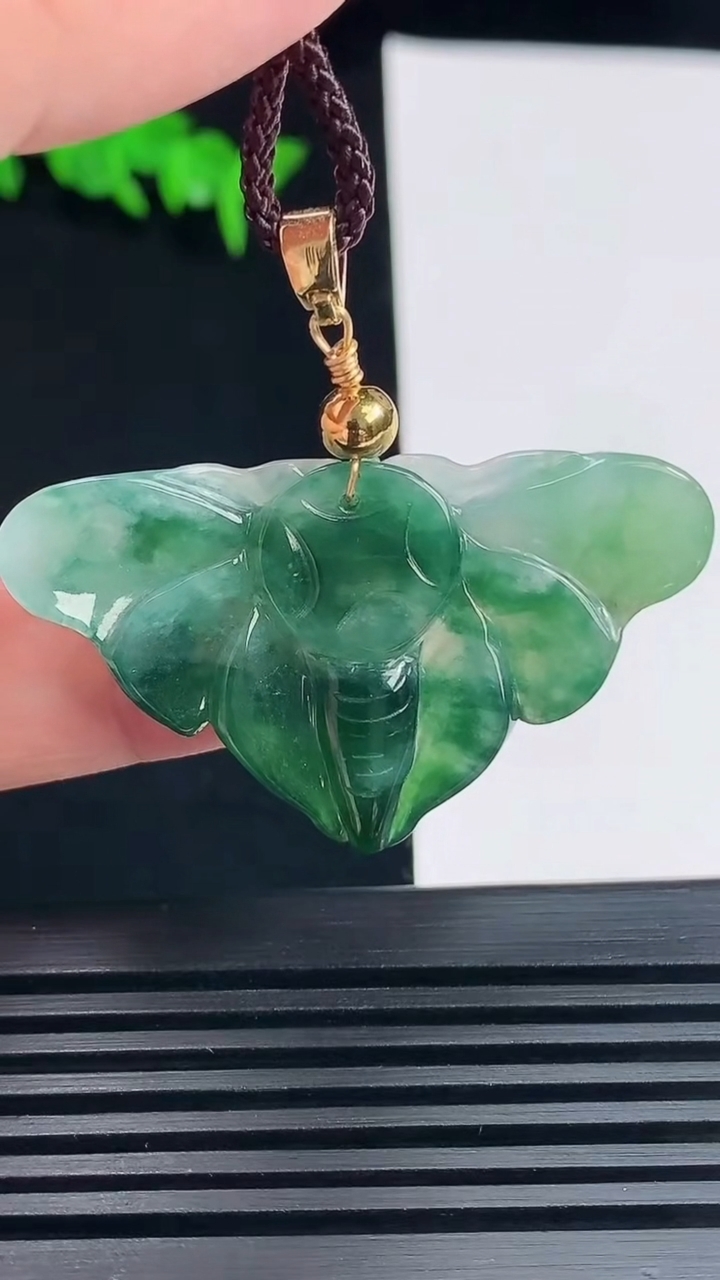 天然A货翡翠飘花蝴蝶吊坠，尺寸44.5-25.1-6 重:9.80g  h66
6月22日