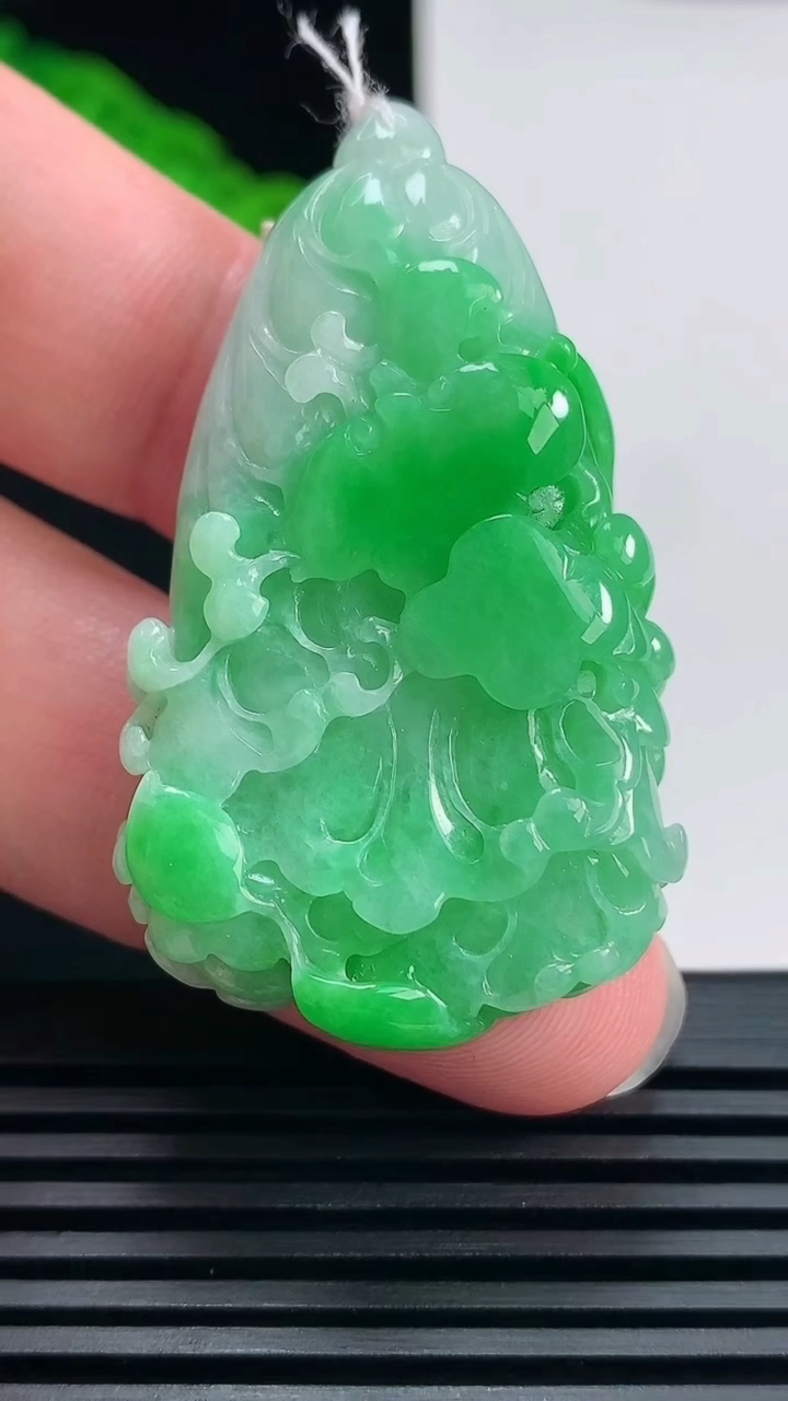 天然A货翡翠白菜吊坠，尺寸48.5-29-11.5 重量:23.16g
6月22日