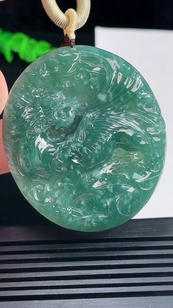天然A货翡翠麒麟牌吊坠，尺寸52.6-46.3-6.5 重:36.46g  h85
6月22日