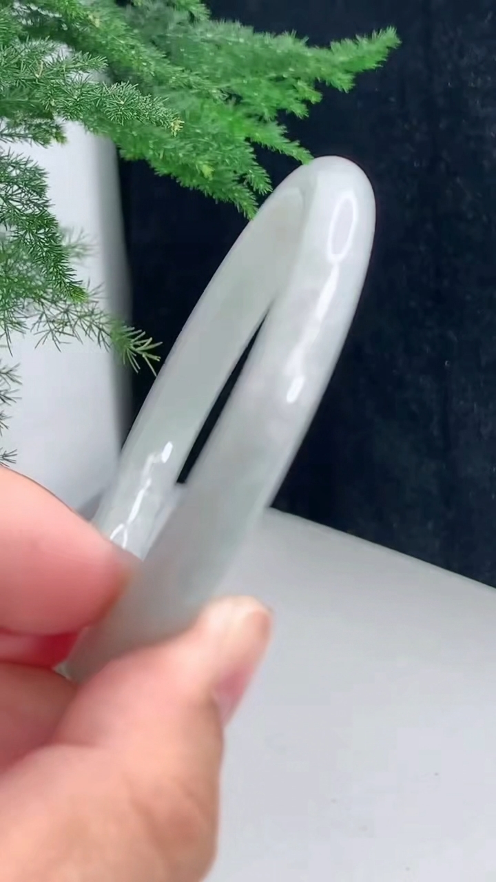 圈口54-55翡翠a货晴圆条手镯尺寸54.3-8 重:33.37g  h7706月22日