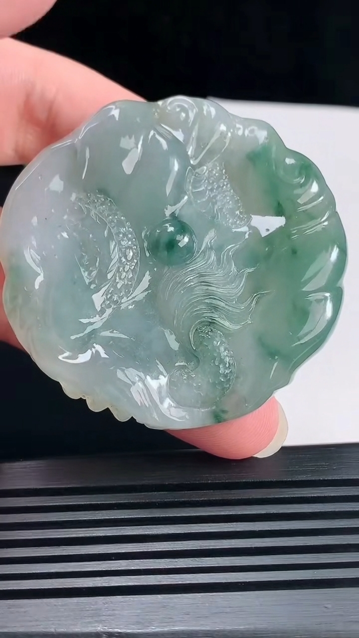 天然A货翡翠飘花龙牌吊坠，尺寸55.8-11 重:66.23g  h573
6月22日
