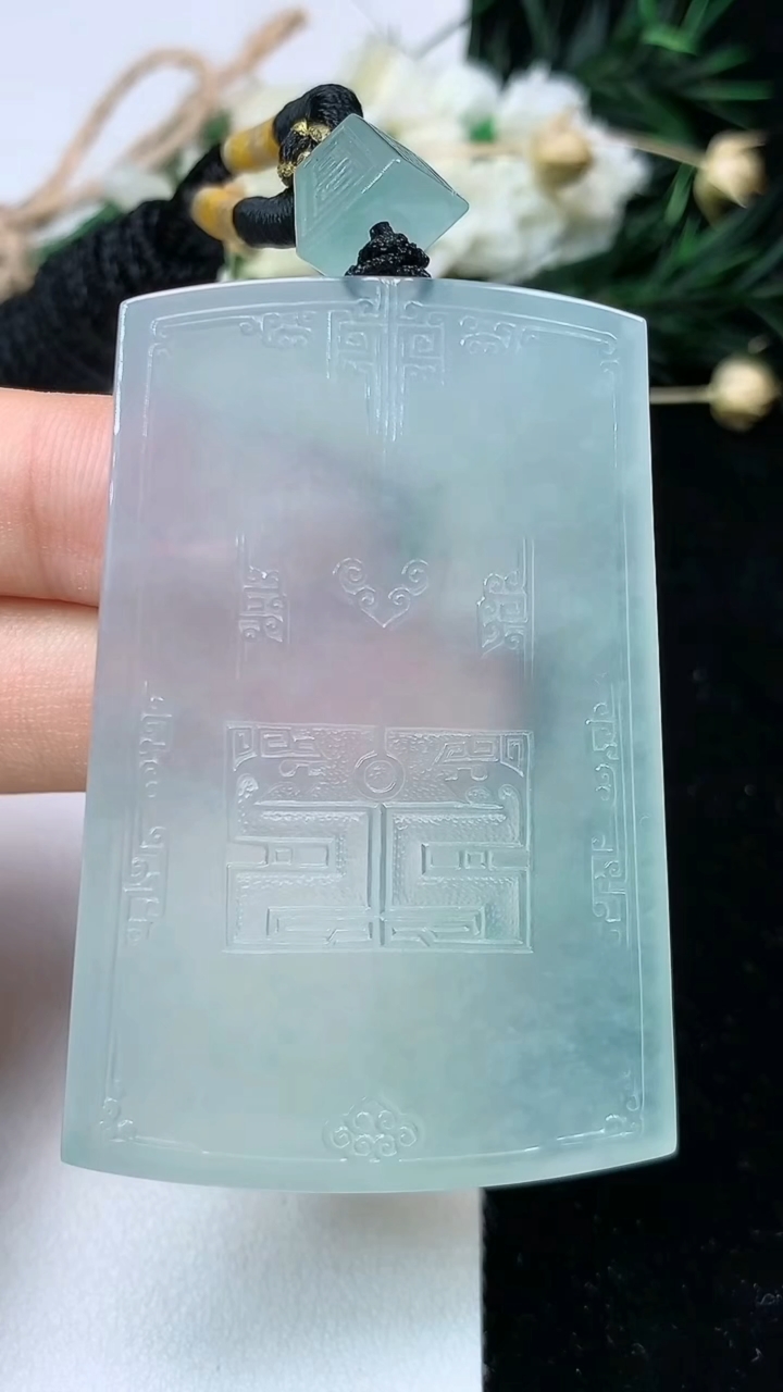 天然A货翡翠仿古无事牌吊坠，尺寸54.2-37-5.3，重量:35.37g
6月22日