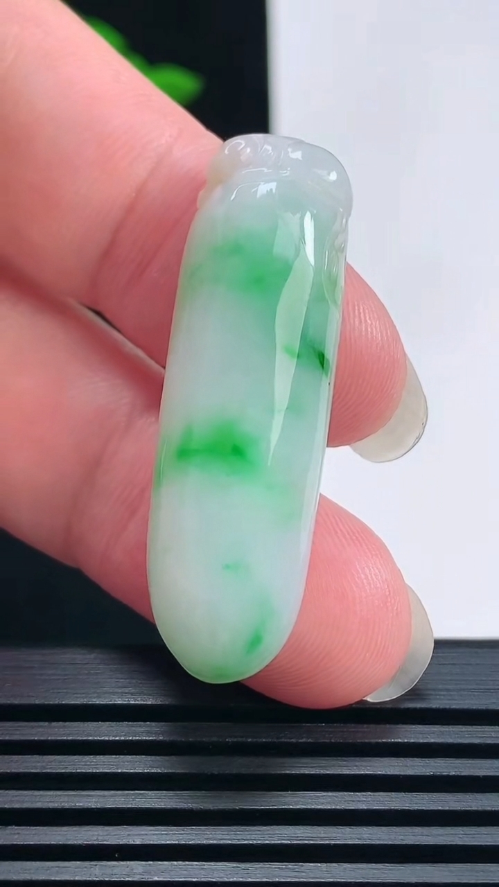 天然A货翡翠福瓜吊坠，尺寸41-12.5-7.8 重量:9.00g
6月22日