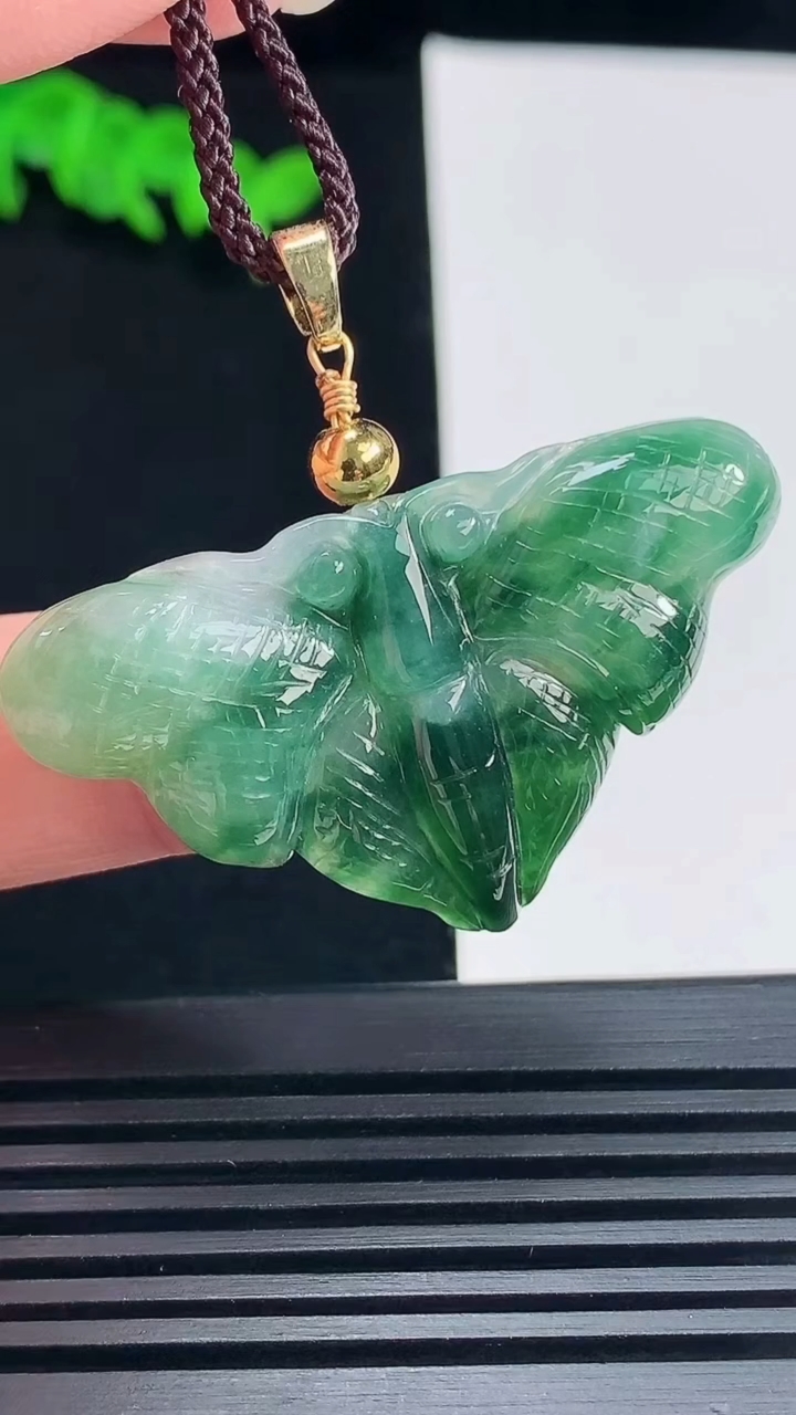 天然A货翡翠飘花蝴蝶吊坠，尺寸44.5-25.1-6 重:9.80g  h66
6月22日