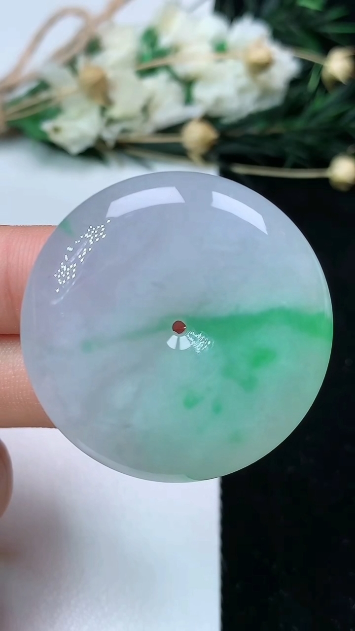 天然A货翡翠平安扣吊坠，尺寸34.8-8，重量:20.69g
6月22日