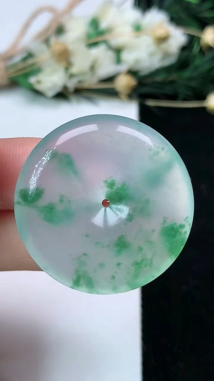 天然A货翡翠平安扣吊坠，尺寸31.3-6，重量:12.53g
6月22日