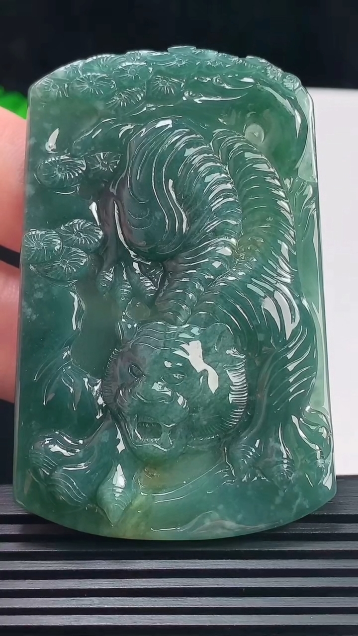天然A货翡翠蓝水生肖虎牌吊坠，尺寸69.1-45.8-6.4 重:39.57g
6月22日  h377