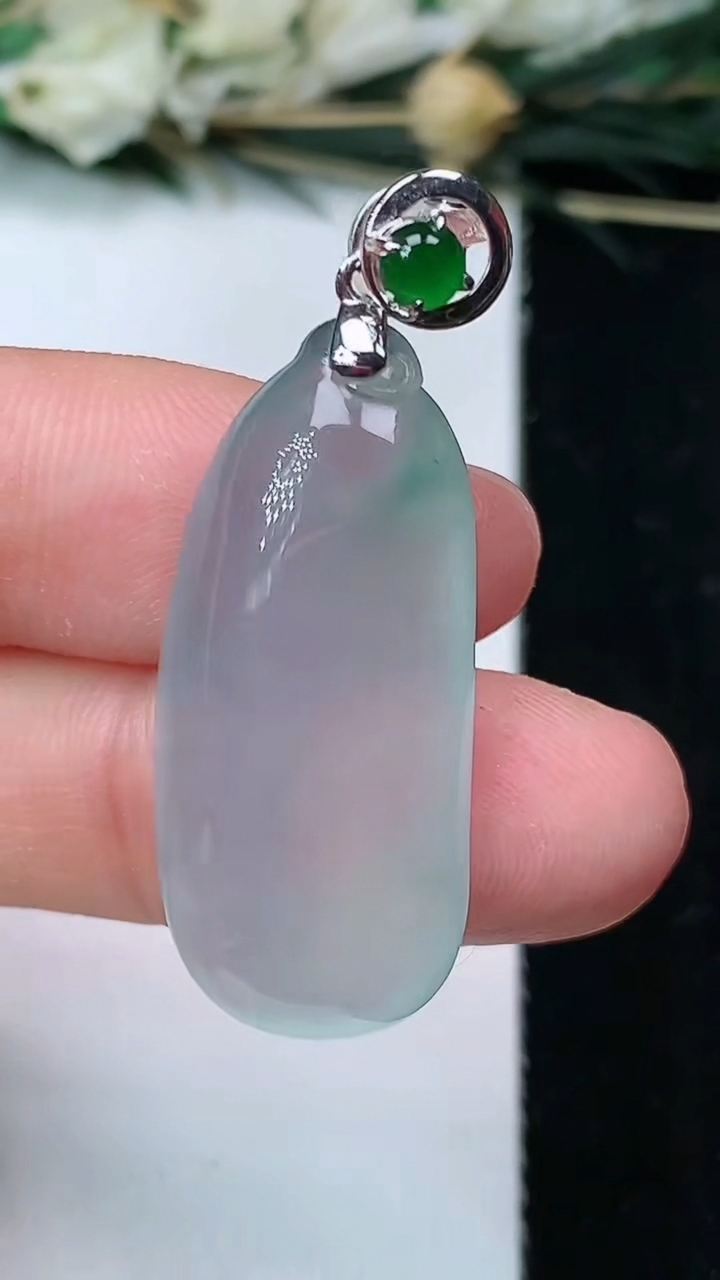 天然A货翡翠福瓜吊坠，尺寸30-13.4-7.4，重量:6.74g
6月22日