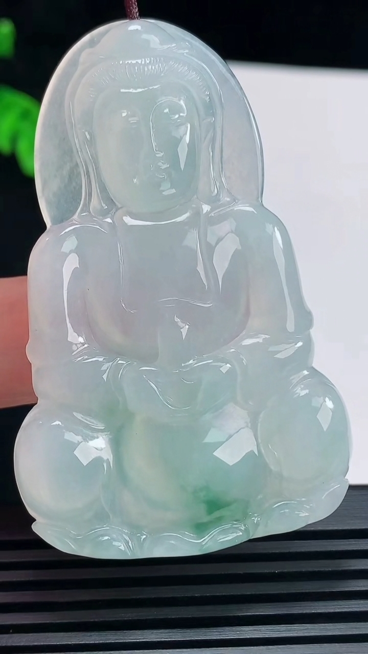 天然A货翡翠飘花正装观音吊坠，尺寸61.5-39-5.5 重量:22.94g
6月23日