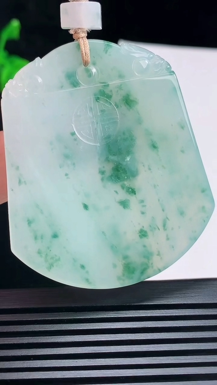 天然A货翡翠冰种飘花仿古无事牌吊坠，尺寸54-46.5-3.8 重量:25.89g
6月23日