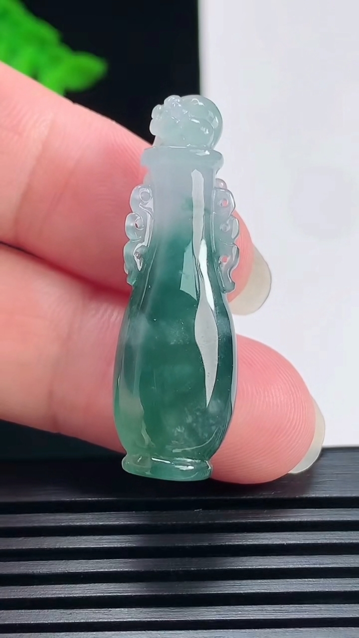 天然A货翡翠飘花花瓶吊坠，尺寸38.6-12.2-10 重量:8.41g
6月23日