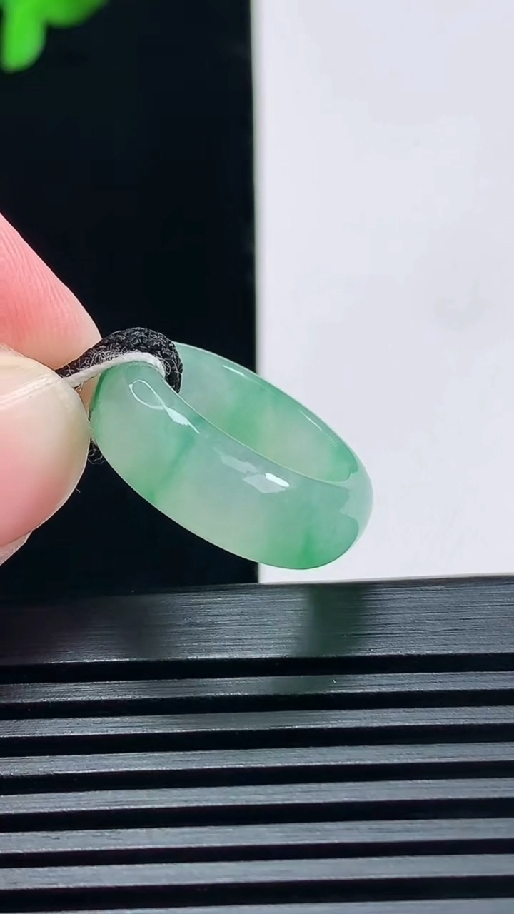 天然A货翡翠玉指环 戒指，尺寸15.5-6.6-3 重量:3.71g2026年6月23日
工厂直销收藏佳品,种好水足，色泽均匀，有种有色，上手高大气！
