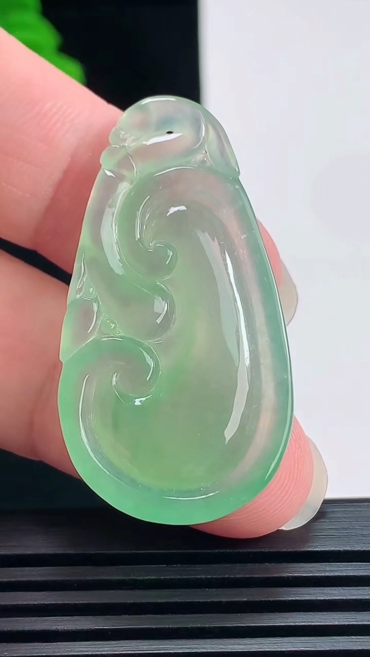 天然A货翡翠如意吊坠，尺寸42-22-5 重量:8.21g
6月23日