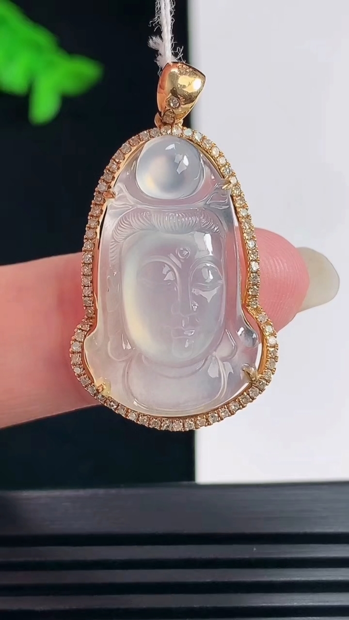 天然A货翡翠种白冰观音头吊坠，尺寸32-19-8.5，裸石25-15.5 重量:5.08g
6月23