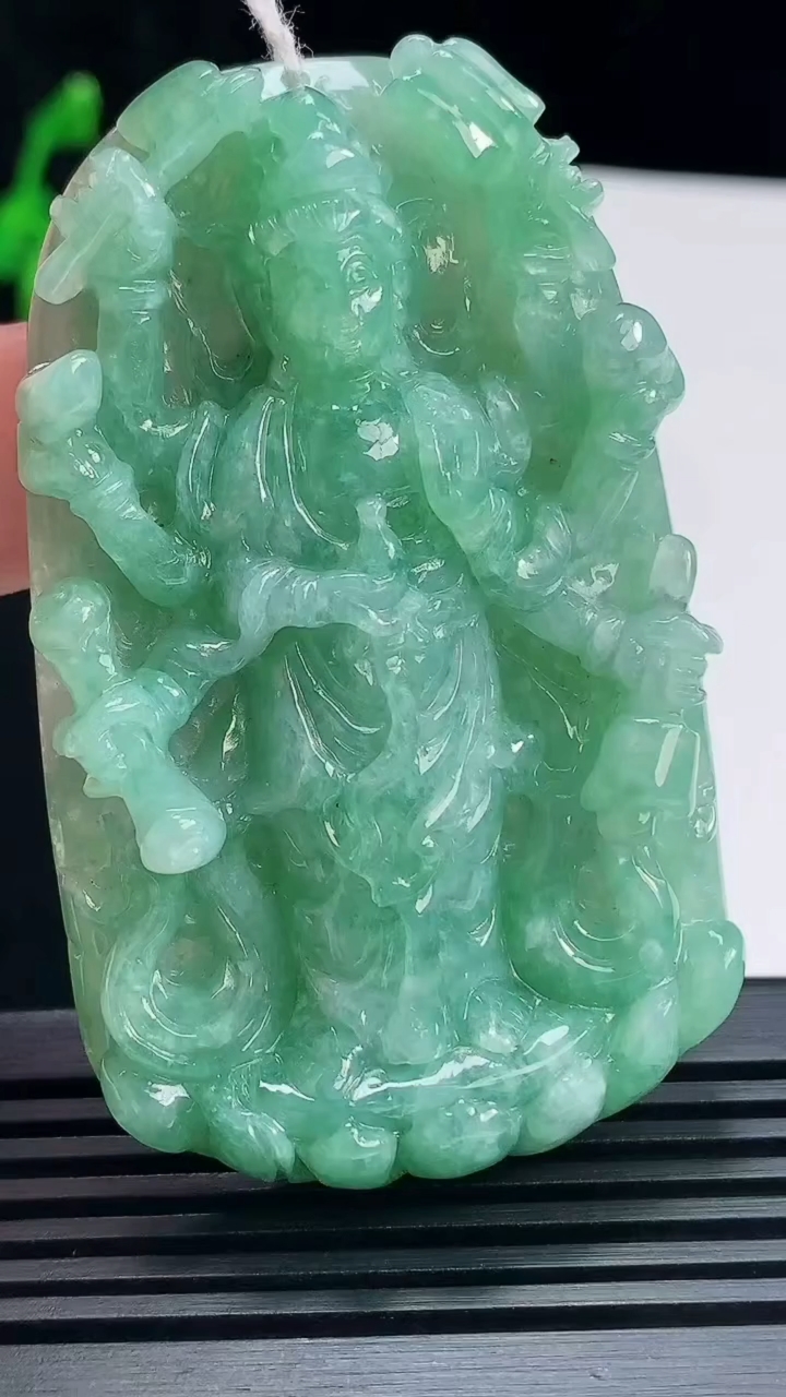 天然A货翡翠千手观音菩萨吊坠，尺寸65-40-11.6 重量:53.16g
6月23日