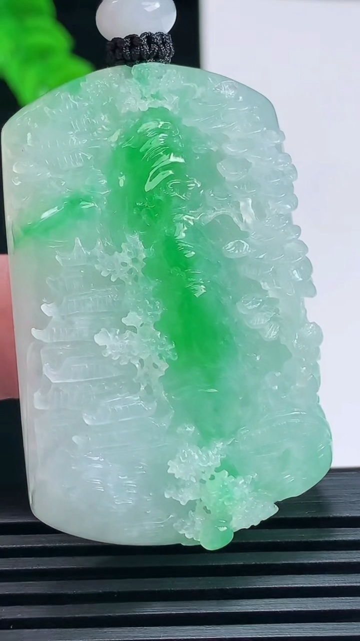 天然A货翡翠山水牌吊坠，尺寸48-32-11 重量:35.91g
6月23日