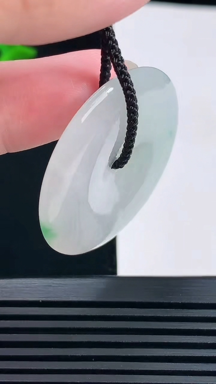 天然A货翡翠平安扣吊坠，尺寸37-5.5 重量:16.46g
6月23日